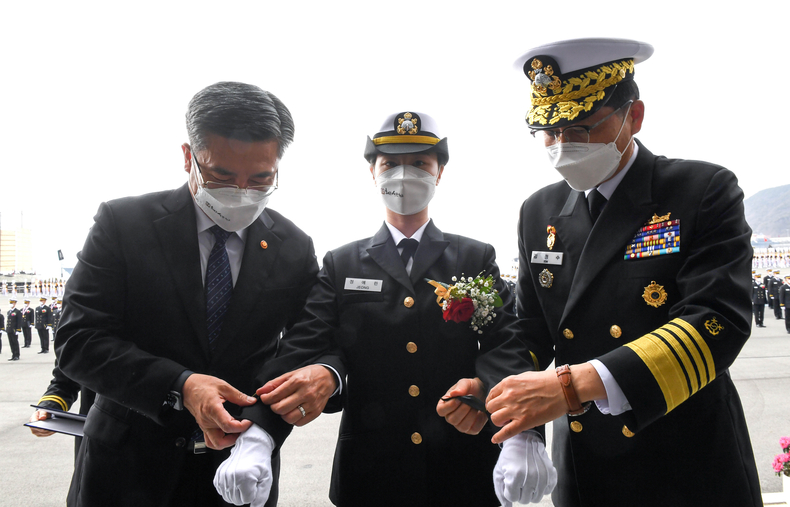 3월 11일 해군사관학교 연병장에서 거행된 제76기 해군사관생도 졸업 및 임관식에서 해군 임관대표 정예린 해군소위가 서욱 국방부장관(좌측), 김정수 해군참모총장(오른쪽)에게 계급장을 수여 받고 있다.