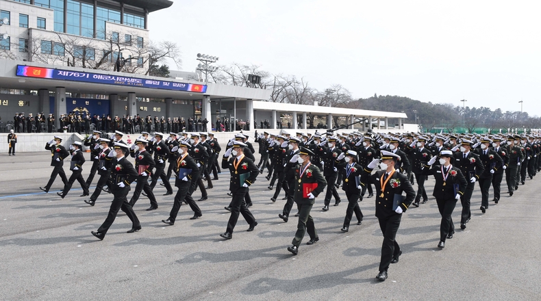 3월 11일 해군사관학교 연병장에서 거행된 제76기 해군사관생도 졸업 및 임관식에서 신임 소위들이 분열하고 있다.