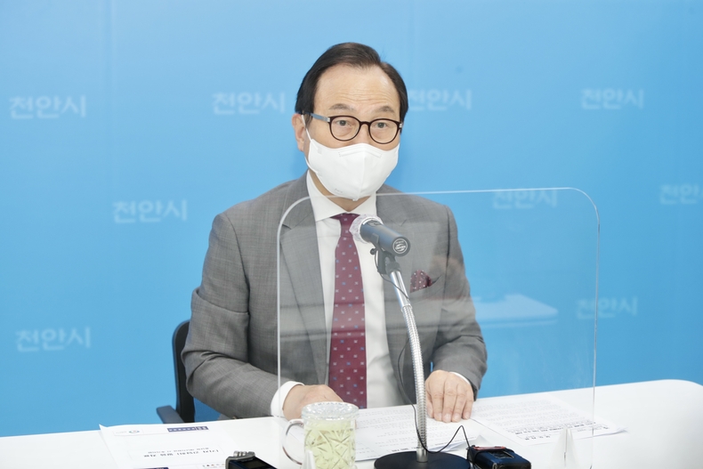 16일 박상돈 천안시장이 기자간담회를 열고 천안시가 충남 재난지원금에 70억 원 시비를 추가 지원한다고 발표하고 있다.