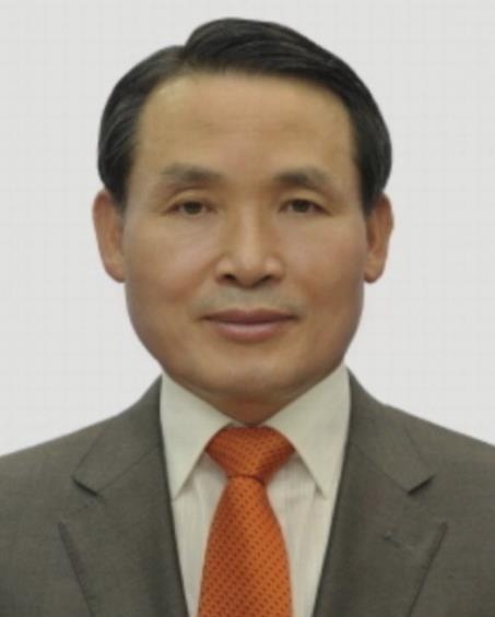 (現)시사미래신문 논설위원 강희승교수 / 사단법인 이순신네이비리그 이사장<br>
해군사관학교 37기 졸업(’79∼’83)<br>
국방대학교 국방관리 석사(’88), 한국해양대학교 정책학 박사(’13∼’15)<br>
해군대학 정규과정(’95), 미ㆍ일 국외위탁연수(’09. 7.)<br>
국방대학교 안보과정(’10) 학생장, 국방대학교 고위정책결정과정(’08)<br>
서울대학교 행정대학원 최고정책과정(’10)<br>
충남대학교 해군고급정책관리자과정(’12), 공주대학교 정보화 정책관리학과정(’09)<br>
<br>
<u><strong>-주요경력</strong></u><br>
시사미래신문 논설위원(현 ‘22~ ), 한국폴리텍7대학교 운영위원(현 ‘21~ ),<br>
스마트모빌리티연구원 고문(현 ‘22~ ), 이순신봉사단 단장(현 ‘20~ )<br>
방위사업청 전문자문위원(현 ’17~’20.), 동명대학교 항만물류학과 교수(’15∼’18.)<br>
해양대학교 겸임교수(’18..~‘20.2.),, 한국해양대학교 전문위원(’20.5.~‘21.),<br>
국방부 개혁 전문자문위원(’19.~’20), KODEF 전문위원<br>
경상남도 경제혁신추진위원회 자문위원(’19.~’20), 성우회 안보전문강사(’16.~’20),<br>
국방과학연구소 전문위원(’15∼’17), 이순신리더십국제센터 초대센터장 (’18.~’20)<br>
국제 해사법학회 이사(’16.~19), 일간신문 오피니언(‘07~), 리더십 및 안보강사(’15.~’19)<br>
해군진해기지사령관(’11), 호위함(경북함) 함장(’06~’07),<br>
해군본부 군사력건설 처장/과장/담당관(’96.~’12), 국방부 해군무기체계분야 총괄(’00.~’05),<br>
“항공모함” 등 각종 함정무기체계 국방부/국방TV 대담 패널자, 창원시 명예시민 위촉(’12)<br>
-상 훈 : 보국훈장 천수장, 대통령 표창, 국무총리, 장관 등 표창 23건, 국가유공자(2014년)<br>
-주요저서(공저) : 미래 해군력 건설(‘12), 잠수함 교육훈련 및 운용서(’13), 논문<br>
“북극해 환경변화로 인한 한국의 해양안보정책연구” 등 다수