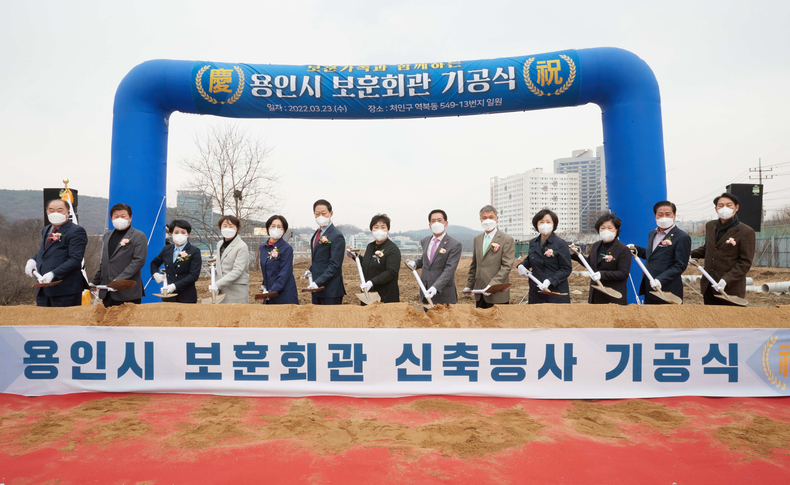 왼쪽부터 김운봉 의회운영위원장, 김진석 의원, 안희경 의원, 유진선 의원, 명지선 의원, 윤재영 의원, 장정순 문화복지위원장, 김기준 의장, 이건한 의원, 이은경 의원, 남홍숙 의원, 박만섭 의원, 강웅철 의원