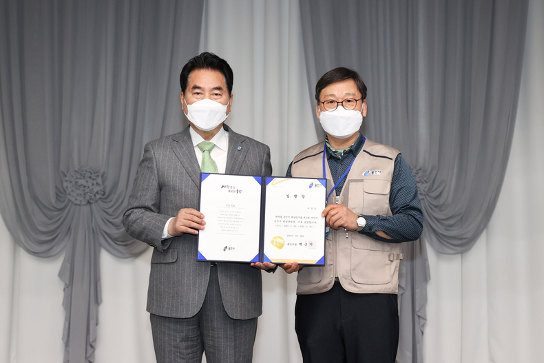 백군기 용인시장이 체납관리단에 임명장을 전달하고 있는 모습