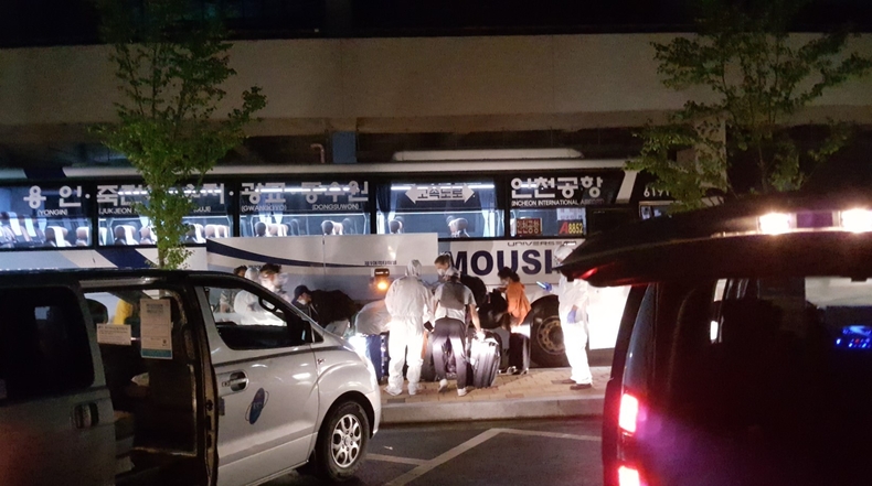 용인시가 관용차량과 전세버스를 이용해 해외입국자를 자가격리지까지 이동을 돕고 있는 모습