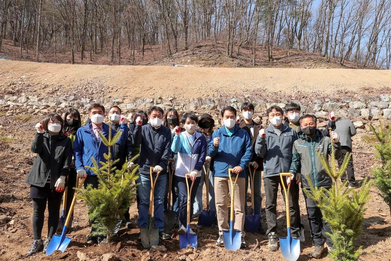 백군기 용인시장을 비롯해 시 산림조합, 직원 등은 제77회 식목일을 맞아 지난 2일 용인자연휴양림에서 시목, 시화를 심는 행사를 열었다.