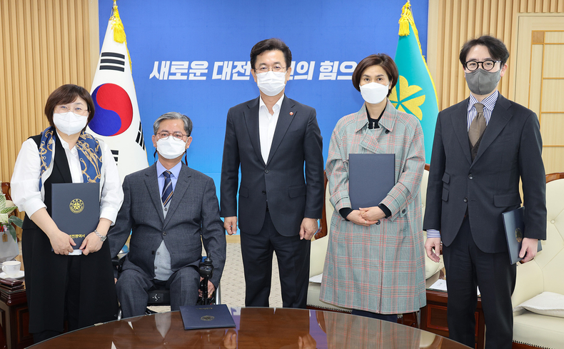 왼쪽부터 김난희 노무법인 강산 노무사, 신석훈 한국장애인연맹 대전DPI 회장, 허태정 대전시장, 민소영 성폭력상담소 다힘 대표, 김우찬 민주사회를위한변호사모임 대전충청지부 변호사 
