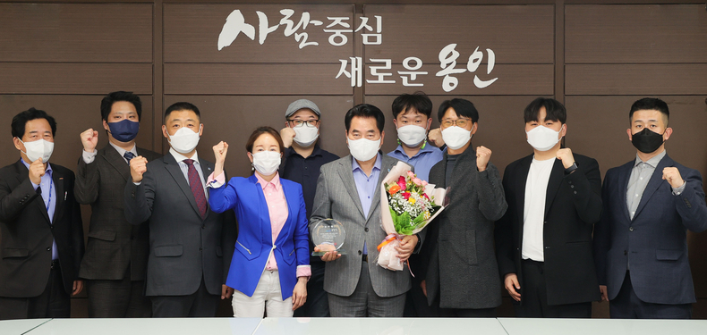 백군기 시장은 8일 사단법인 경기청년기업협회로부터 청년 창업 기업 발전과 성장에 기여한 공로를 인정받아 감사패를 받았다.