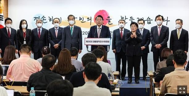 윤석열 대통령 당선인이 10일 오후 서울 종로구 통의동 제20대 대통령직인수위원회 브리핑룸에서 장관후보자 8명을 발표하고 있다. 