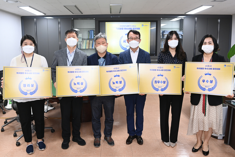 조청식 수원시장 권한대항(오른쪽 3번째)와 수상 부서 직원들이 기념촬영을 하고 있다.