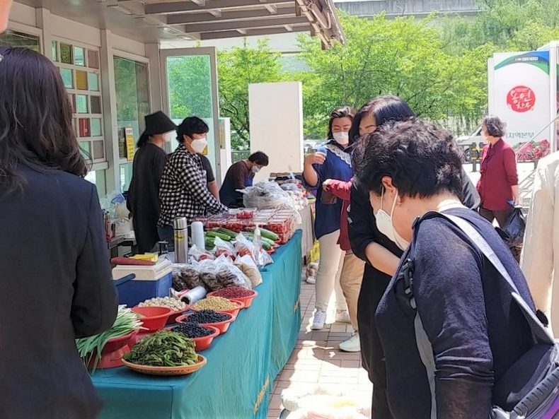 지난 2020년 삼가동 청소년수련관 앞 공터에서 열린 로컬푸드 직거래장터 모습