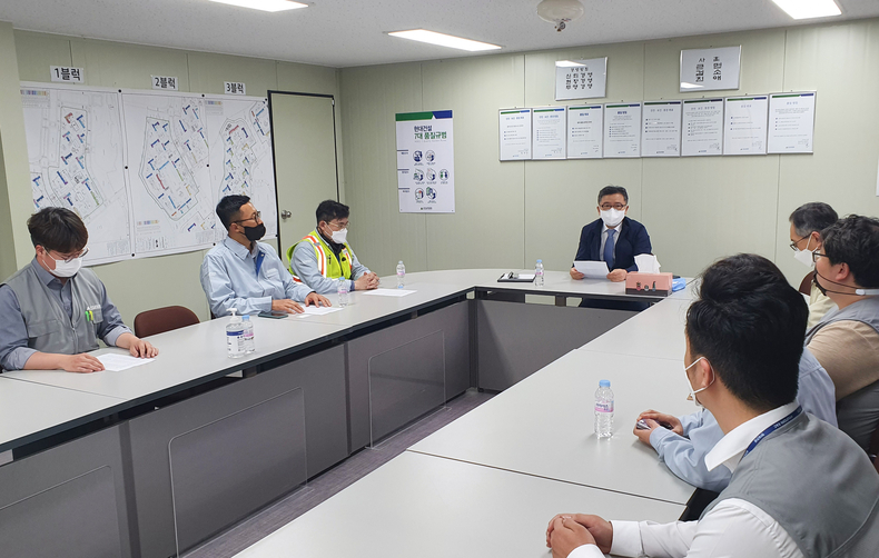 지난 25일 용인시 관계자들이 관내 주택건설현장을 방문, 현장의 애로사항을 듣고 지역 건설업체 참여를 확대 방안을 논의하기 위해 간담회를 가졌다.