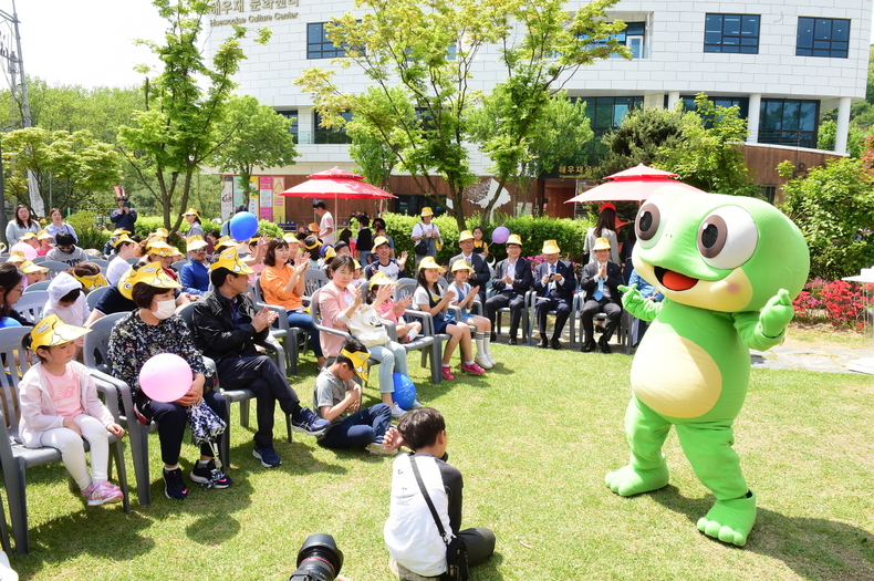 지난 2019년 5월5일 어린이날을 맞아 해우재에서 열린 수원 어린이·청소년 한마당 행사에서 수원시 공식캐릭터 수원이와 어린이들이 즐거운 시간을 보내고 있다