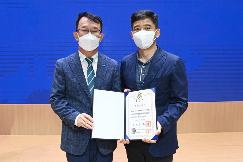 4일 시청 대강당에서 열린 ‘5월의 만남’ 중 권혁주 정책기획과장(오른쪽)이 조청식 수원시장 권한대행에게 표창을 봉납하고 있다.