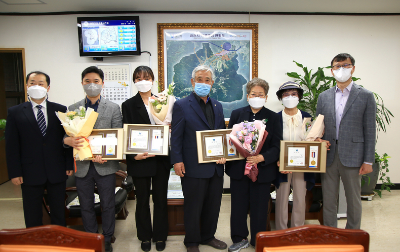 좌측부터 유호근 과천시노인복지관장, 이명구 (재)한국화학융합시험연구원 책임연구원, 염은샘 과천시노인복지관 사회복지사, 강신태 대한노인회 과천시지회장, 이희숙 씨, 성백란 씨, 공정식 과천부시장