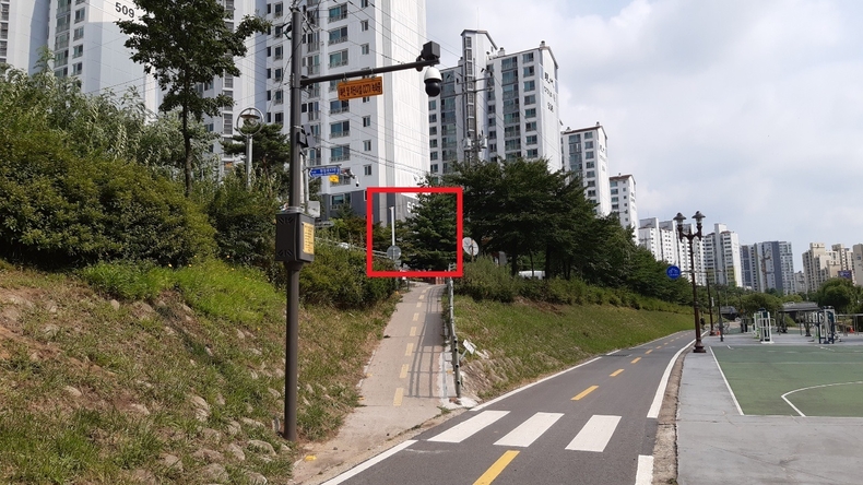 죽전동 1070-40번지 탄천 일원에 지난해 설치된 차단기 모습