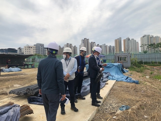 황구지천 공공하수처리시설 건설 현장을 점검하는 모습