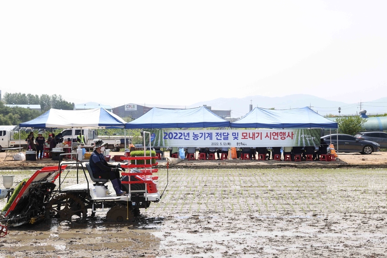 용인시는 12일 처인구 원삼면 맹리에서 모내기 시연 행사를 열고 본격적인 농번기의 시작을 알렸다.