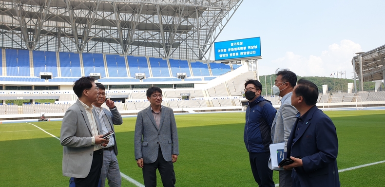 용인시와 경기도 관계자 등이 ‘2022 용인 경기도종합체육대회’의 주 경기장인 용인미르스타디움을 점검하고 있다.