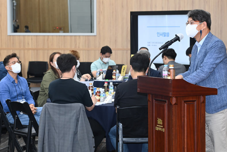 유문종 수원시 제2부시장이 지난 21일 수원시 도시정책 시민계획단 원탁토론회에 참석해 인사말을 하고 있다.
