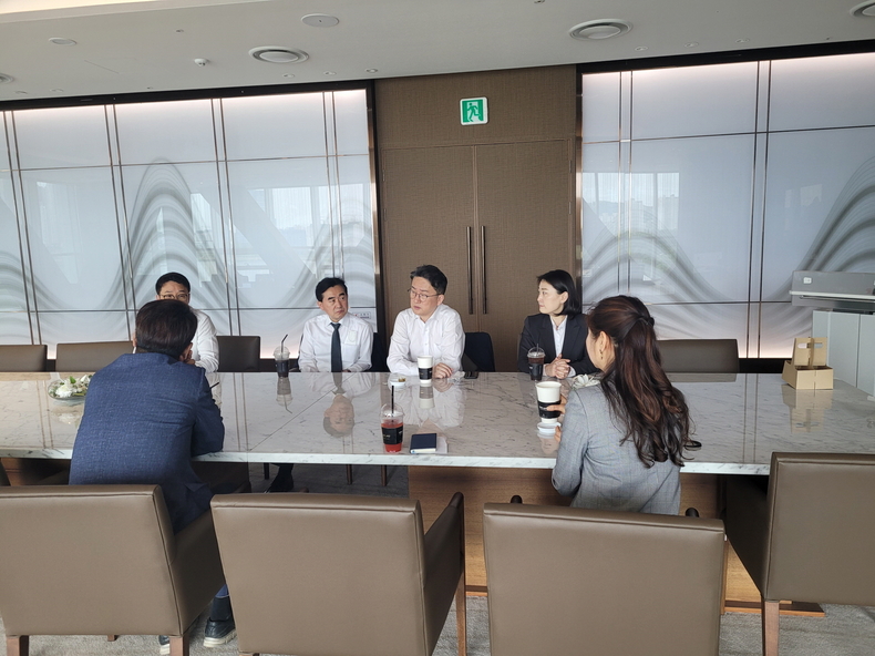 수원시 관계자와 안심숙소 참여호텔 관계자들이 간담회를 하고 있다.