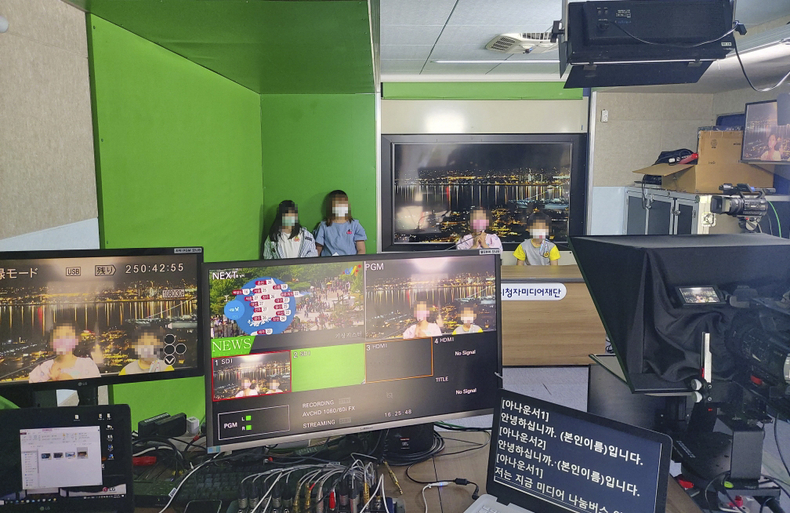 드림스타트 아동들이 미디어나눔버스에서 뉴스 제작 체험을 하고 있다
