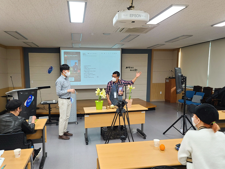 라이브커머스에 앞서 실전 교육을 진행하고 있는 모습