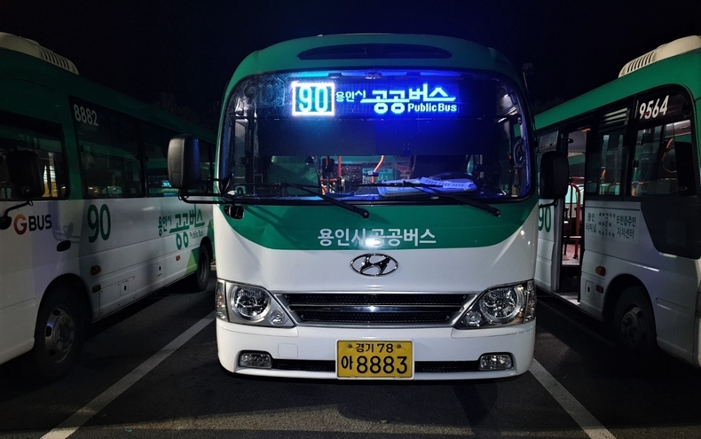 LED 안내판을 설치한 90번 용인시 공공버스 모습