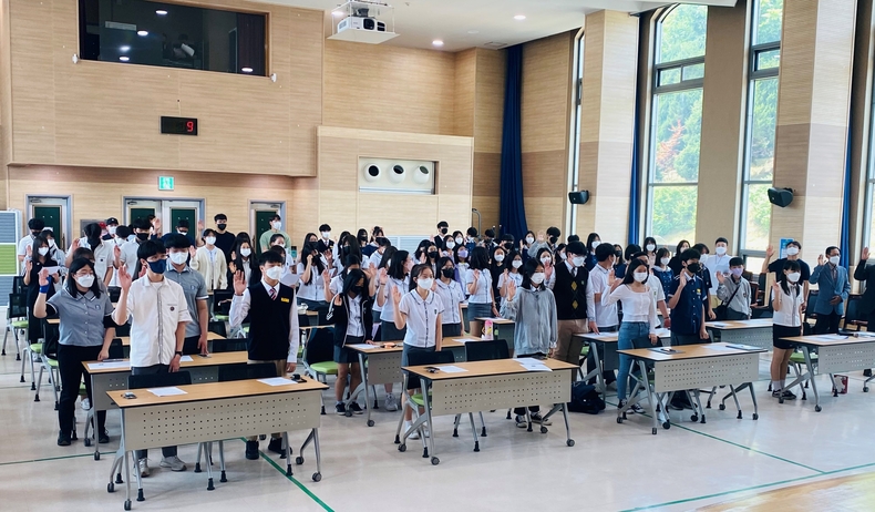 용인시 4-H 연합회 신입회원들이 입단식을 하고 있는 모습