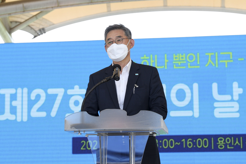 환경의 날 기념행사서 정규수 제2부시장이 기념사를 하고 있는 모습