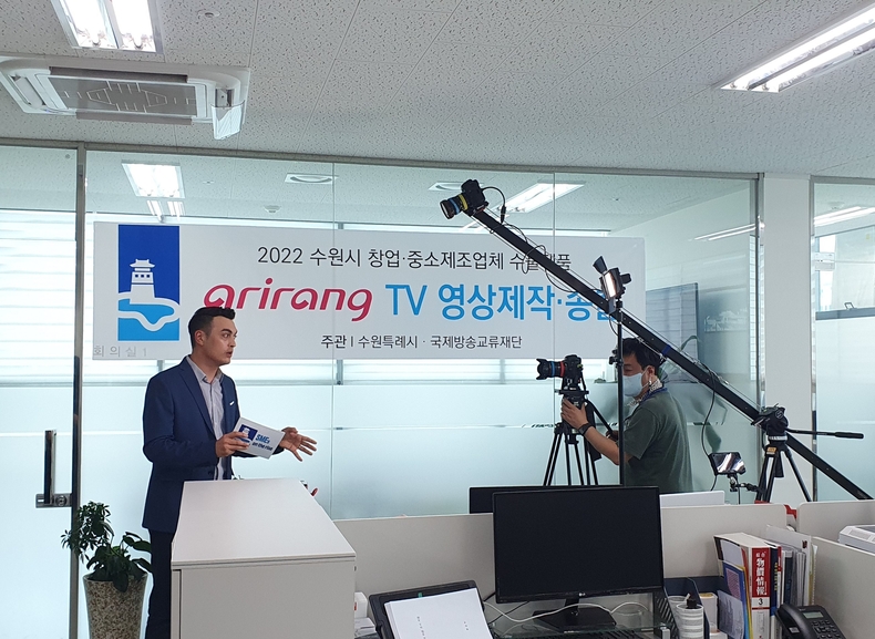 수원시의 한 업체에서 홍보영상을 촬영하고 있다.