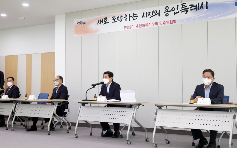 이상일 용인특례시장 당선인이 인수위원회 출범식에서 인사말을 하고 있다. 이상일 당선인 오른쪽은 황준기 인수위원회 위원장(행시 23회, 전 여성부 차관/전 청와대 행정자치비서관) 이상일 당선인 왼쪽은 황성태 인수위원회 부위원장(행시 33회, 전 경기경제자유구역청장/전 용인시 부시장)