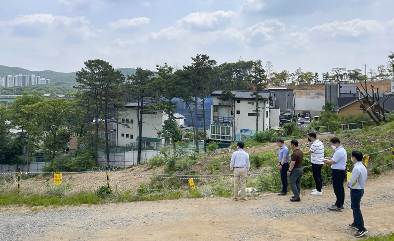 시 관계자들이 관내 재해영형평가 협의 완료 사업장의 이행 실태를 점검하고 있는 모습
