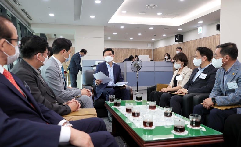 이상일 용인특례시장 당선인(가운데)이 교육인프라 확충 TF단을 격려하고 있다.