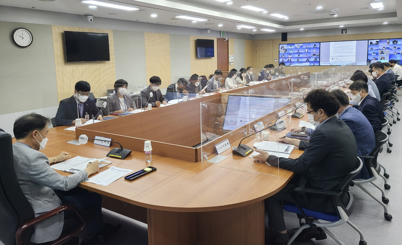 용인시는 16일 시청 영상회의실에서 여름철 집중호우나 장마, 폭염 등의 자연재난 대비 종합대책 점검회의를 개최했다.