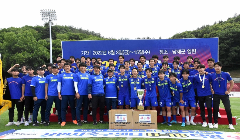 용인시축구센터U18덕영이 ‘제27회 무학기 전국고등학교 축구대회’의 우승컵을 들어 올렸다.