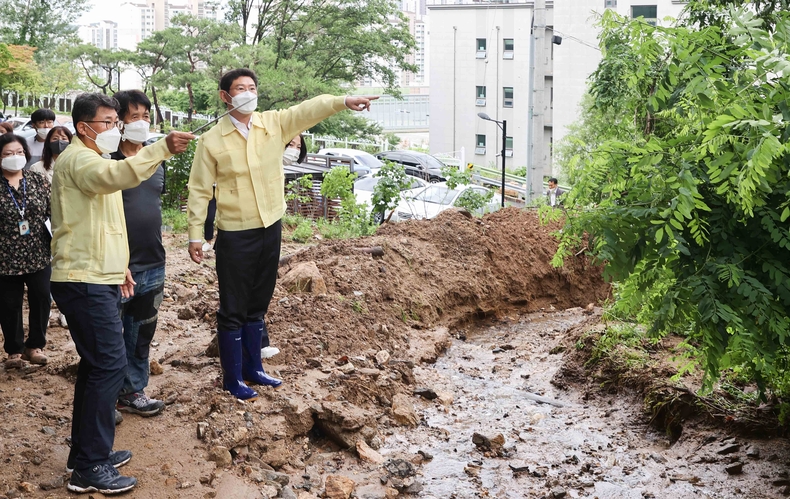 이상일 용인특례시장이 1일 예정돼 있던 취임식을 취소하고 수해 현장을 살피고 있다.