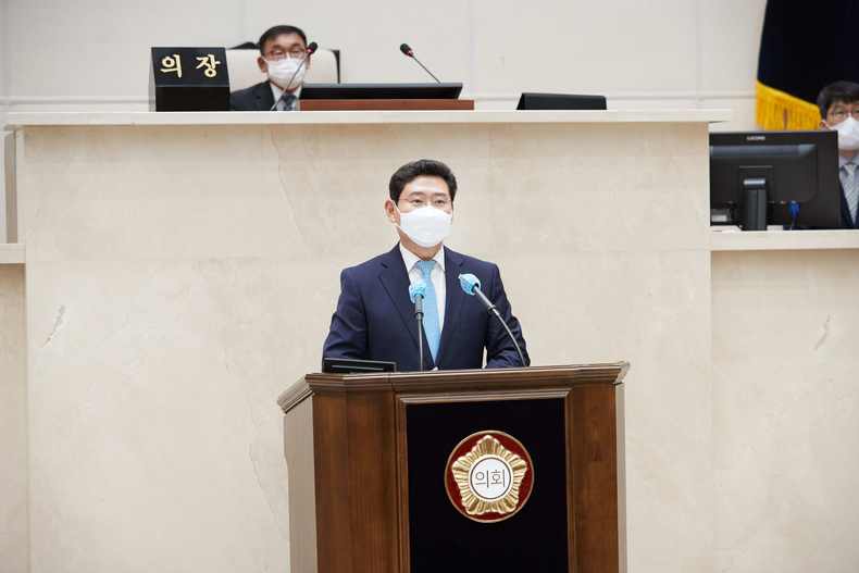 이상일 용인특례시장이 4일 제9대 용인시의회 개원식에서 인사말을 하고 있다.