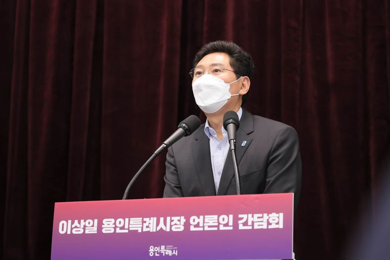 이상일 용인특례시장이 11일 취임 후 첫 기자간담회를 갖고 글로벌 반도체 중심도시로 도약하기 위한 전략을 설명하고 있다.