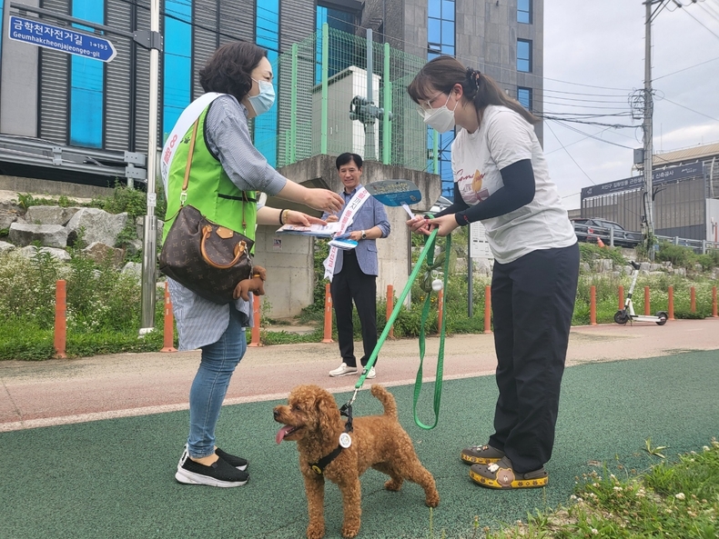 용인시는 지난 12일 반려동물 등록을 안내하고, 동물등록ㆍ입마개ㆍ배변 치우기 등 올바른 반려동물 문화 확산을 위한 캠페인을 벌였다.