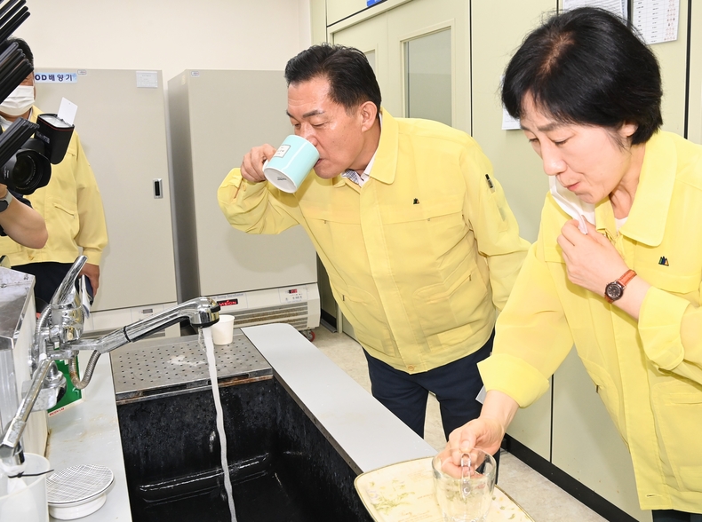 이재준 시장과 한화진 환경부장관이 수원시상수도사업소 정수 공정 현장을 점검한 후 수돗물을 마시고 있다.