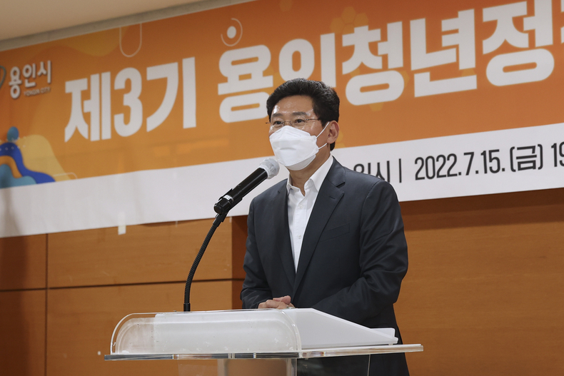 이상일 용인시장이 제3기 용인청년정책네트워크 발대식에서 인사말을 하고 있다.