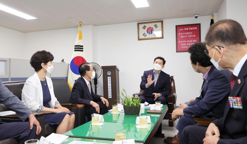 이상일 용인시장이 지난 6일 광복회 용인시지회, 대한민국상이군경회 용인시지회, 대한민국무공수훈자회 용인시지회 등 9곳의 보훈단체장과 간담회를 갖고 이야기를 나누고 있는 모습