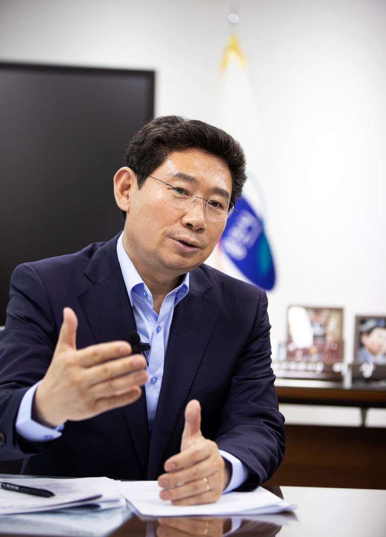 이상일 용인특례시장이 고기교 확장 등 용인-성남의 발전을 위해 공동 협력할 것을 강조하고 있다