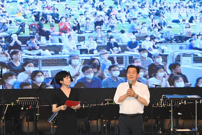 이재준 시장이 시민들에게 인사말을 하고 있다.
