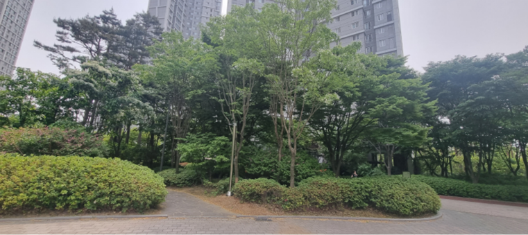 수원의 한 아파트 단지에 조성된 다층구조 숲 형태 녹지.