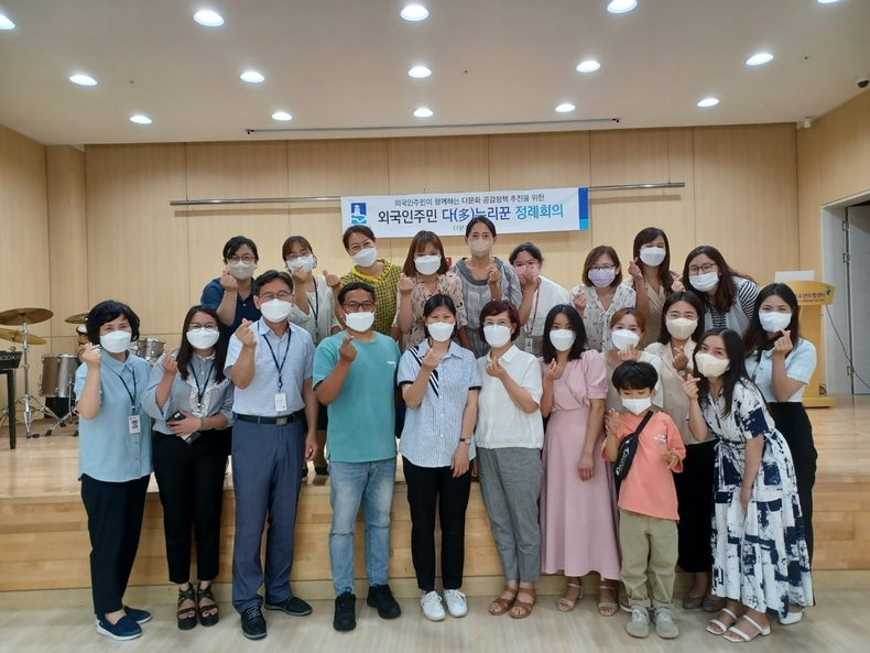 ‘제5기 다(多)누리꾼’을 비롯한 관계자들이 기념 촬영을 하고 있다.