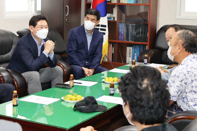 이상일 용인시장이 대한민국재향군인회 용인지회 관계자들을 만나 이야기를 나누고 있다.