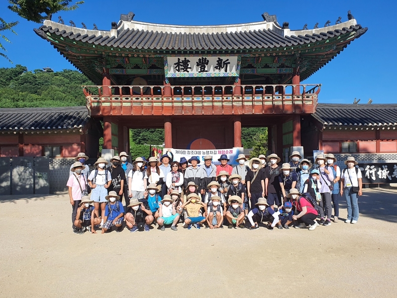 제19회 정조대왕 능행차길 청소년 체험순례’에 참가한 청소년들.<br>

