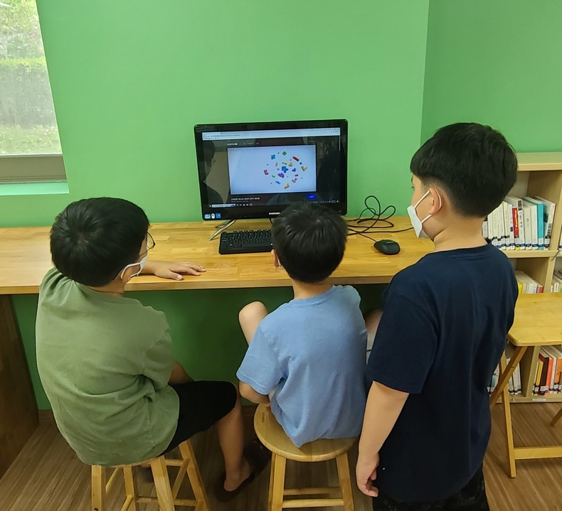 용인시 책나무작은도서관에서 어린이들이 VOD 영상콘텐츠를 보고 있는 모습