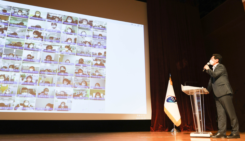 이상일 용인시장이 용인시에서 근무하고 있는 7급 이하의 공직자 70여 명을 화상으로 만나 다양한 주제의 대화를 나누고 있다.