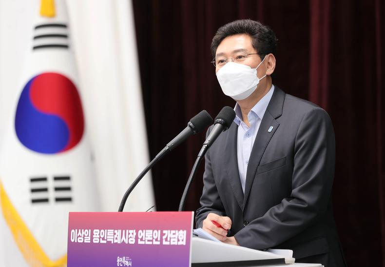 이상일 용인특례시장이 7월 11일 취임 후 첫 기자간담회를 갖고 글로벌 반도체 중심도시로 도약하기 위한 전략을 설명하고 있다.